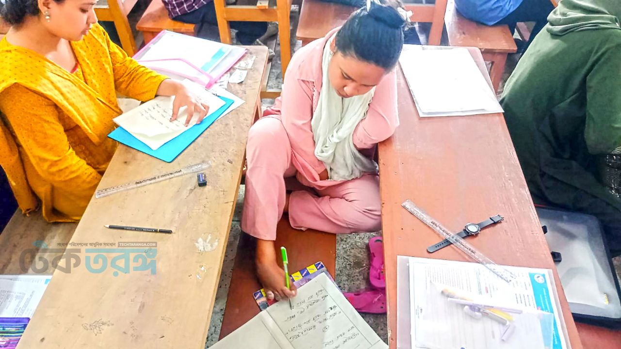 পা দিয়ে লিখে স্বপ্ন পূরণ করতে চান কলি রানী