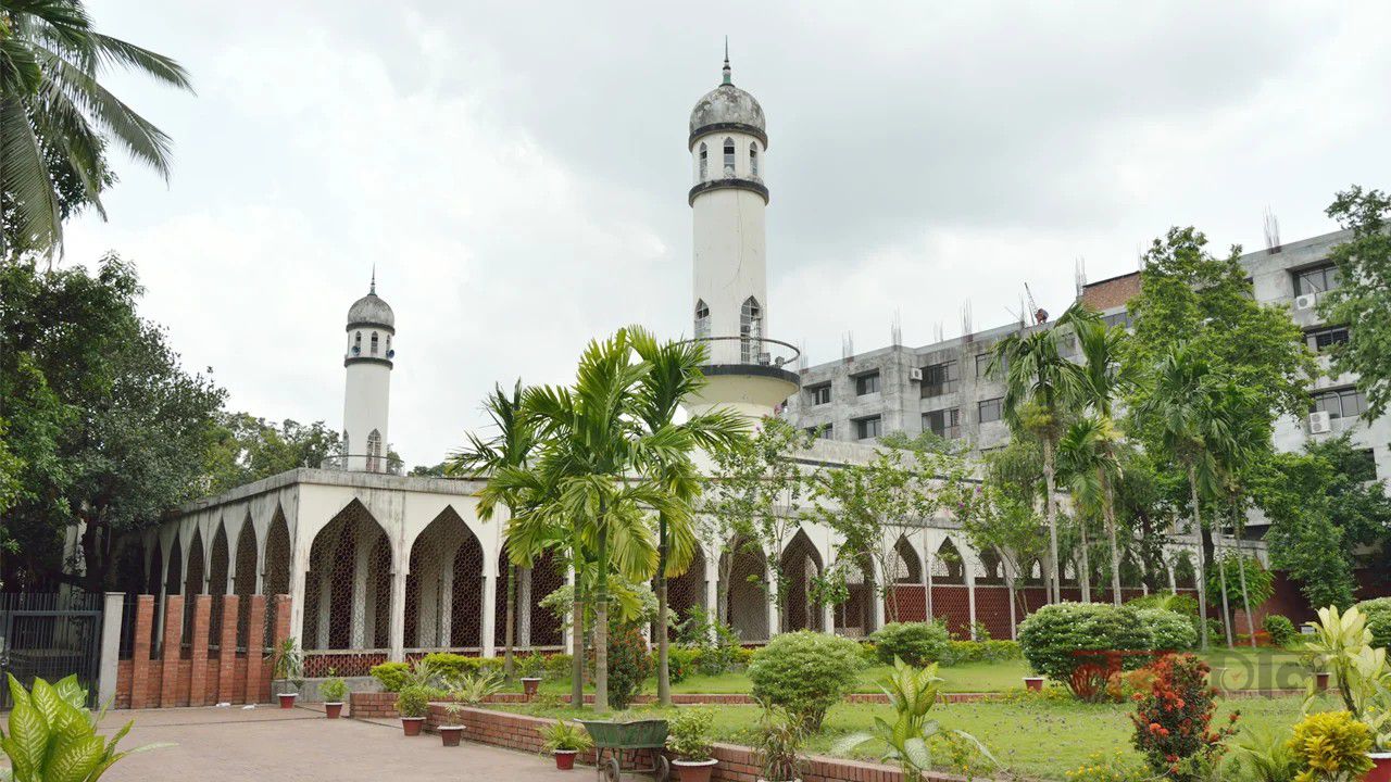 ঢাবি কেন্দ্রীয় মসজিদে এসি চালু, তথ্য জানালেন ডাকসু ভিপি
