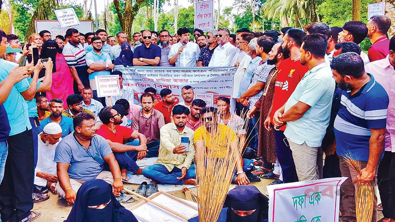 ফ্যামিলি কার্ডের জনবল নিয়োগে অনিয়মের অভিযোগ, দুই উপজেলায় বিক্ষোভ
