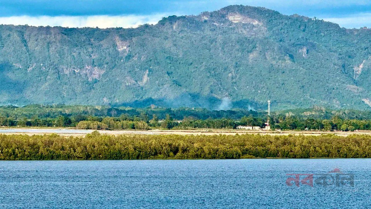টেকনাফ সীমান্তের ওপারে সারারাত গোলাগুলির শব্দ