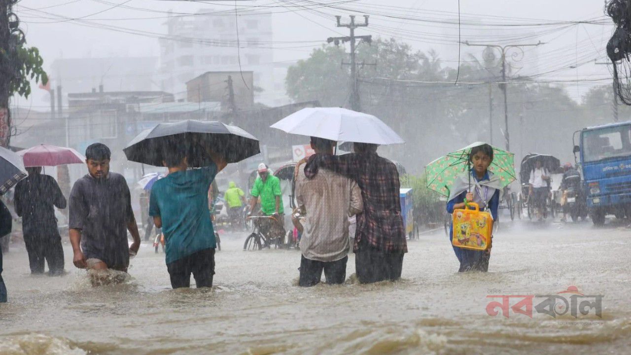 অতিবৃষ্টিতে তলিয়ে গেছে চট্টগ্রাম
