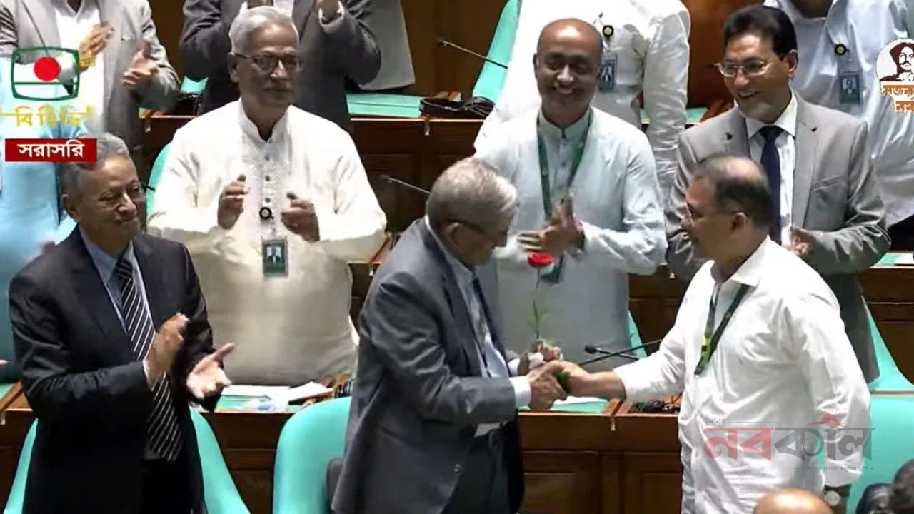 নবনির্বাচিত রাষ্ট্রপতি মির্জা ফখরুলকে প্রধানমন্ত্রীর লাল গোলাপের শুভেচ্ছা