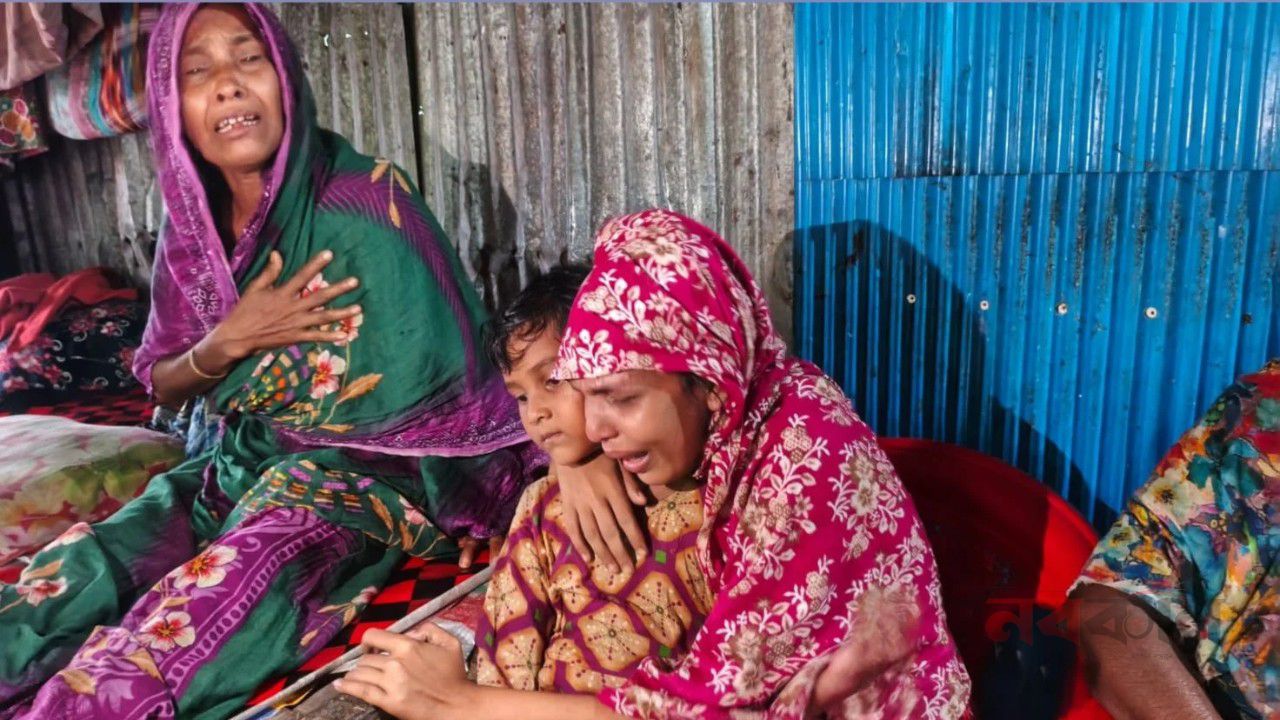 পাথরঘাটার ১৩ জেলেকে নিয়ে ট্রলার ডুবি, নিখোঁজ ৫