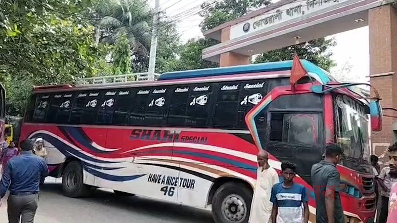 শ্রমিক নেতা বাদশাকে আটকের প্রতিবাদে দিনাজপুরে বাস চলাচল বন্ধ