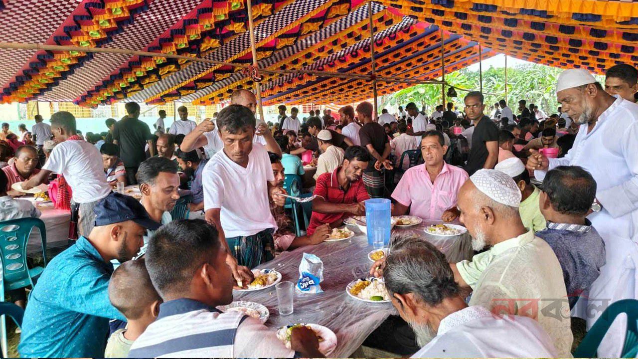 জীবিত থাকতেই ৫ হাজার মানুষের চল্লিশা করলেন দম্পতি