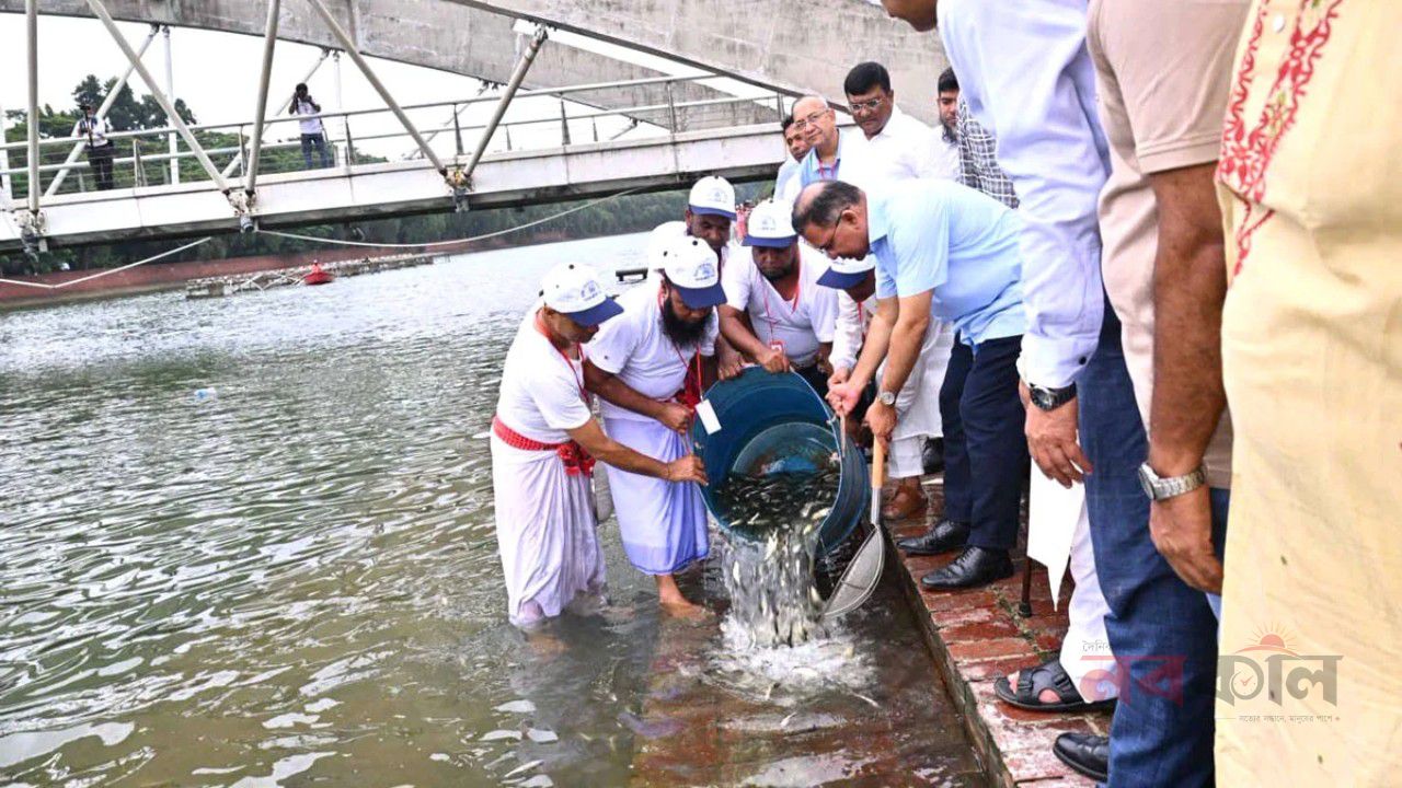 প্রতিষ্ঠাবার্ষিকীতে লেকে মাছের পোনা অবমুক্ত করেন প্রধানমন্ত্রী