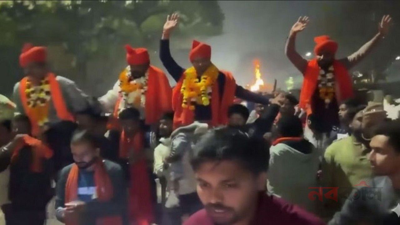 'গেরুয়া গুণ্ডামি' শব্দ নিয়ে বিতর্ক, আনন্দবাজার কার্যালয়ে বিক্ষোভ
