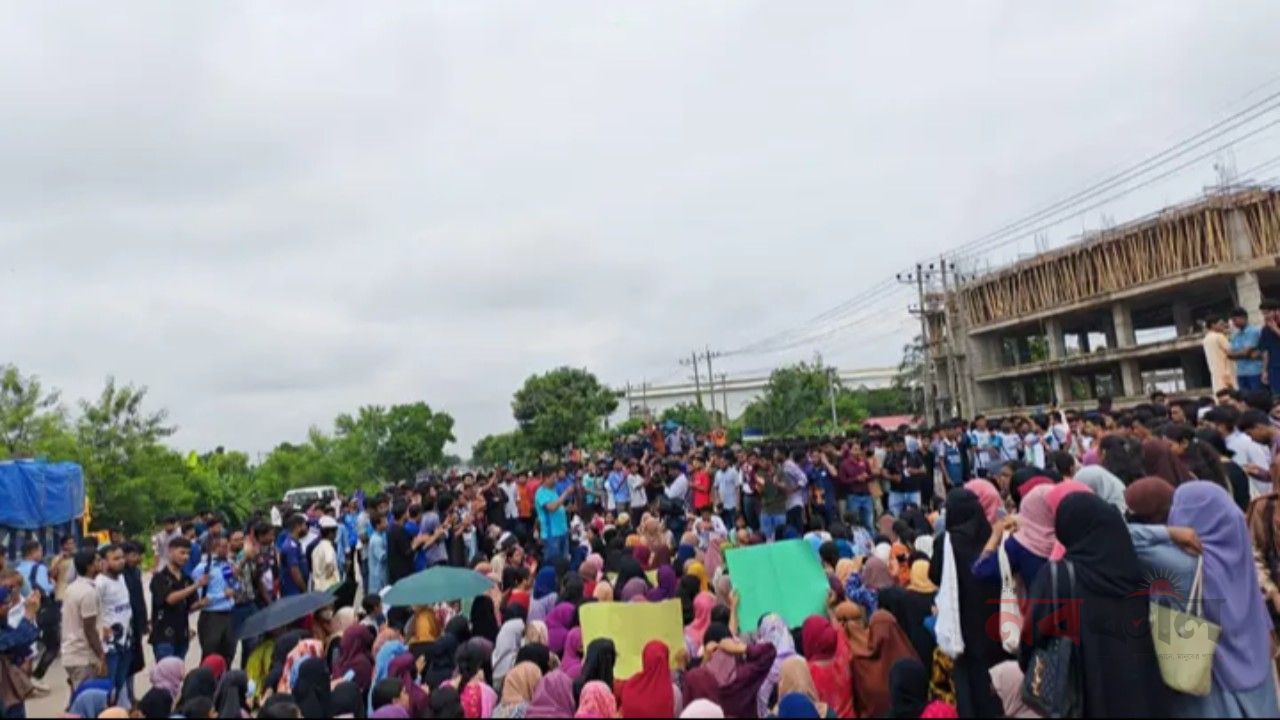 অপ্রতিম হত্যার বিচার দাবিতে ঢাকা&ndash;চট্টগ্রাম মহাসড়ক অবরোধ কুবি শিক্ষার্থীদের