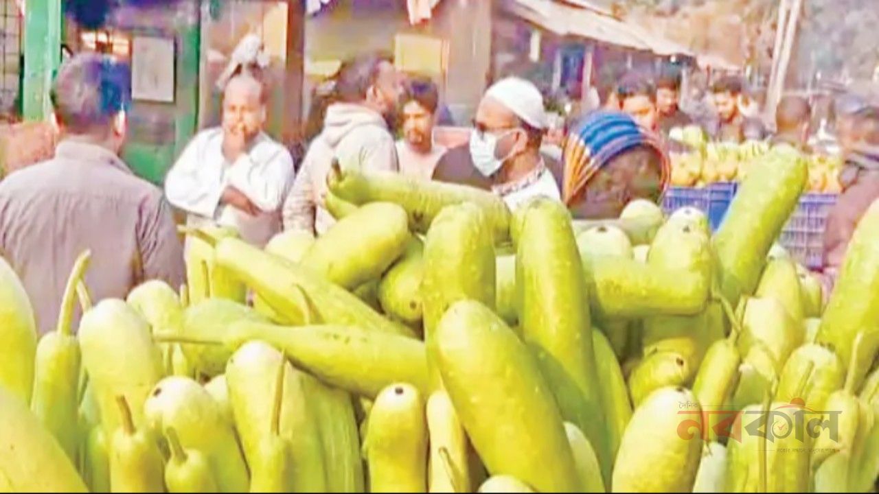 পঞ্চগড়ে সবজির ফলন কম, কেজি ২০০ টাকায় টমেটো-গাজর